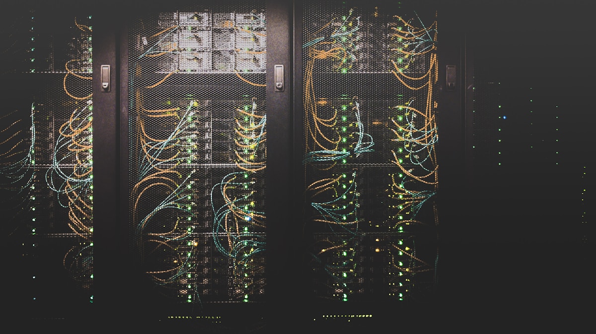 Guía definitiva de self-hosting: reemplaza 10 servicios comerciales en 2026